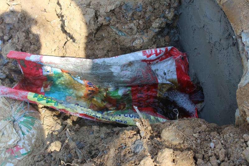 Sau khi bị rò rì từ bãi rác, doanh nghiệp này đã dùng xi măng bịt kín vị trí rò rỉ.