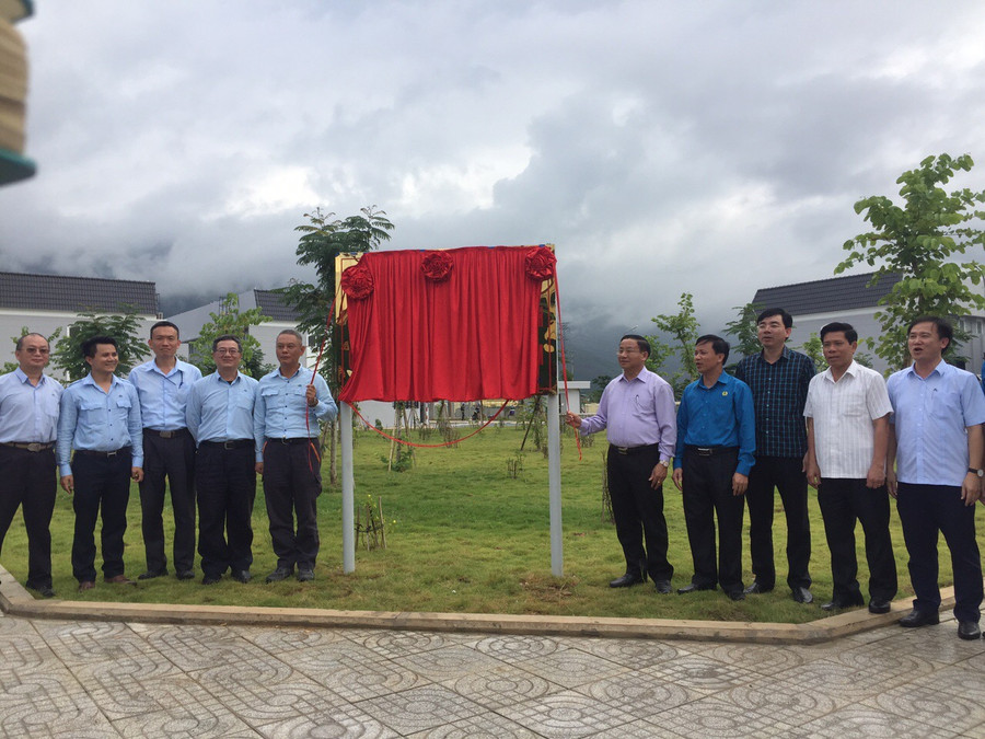 Trước đó lãnh đạo Hà Tĩnh cùng FHS đã tổ chức gắn biển công trình Khu ký túc xá.