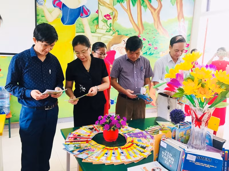 Lãnh đạo Sở, Phòng tham quan thư viện Trường tiểu học Phù Việt