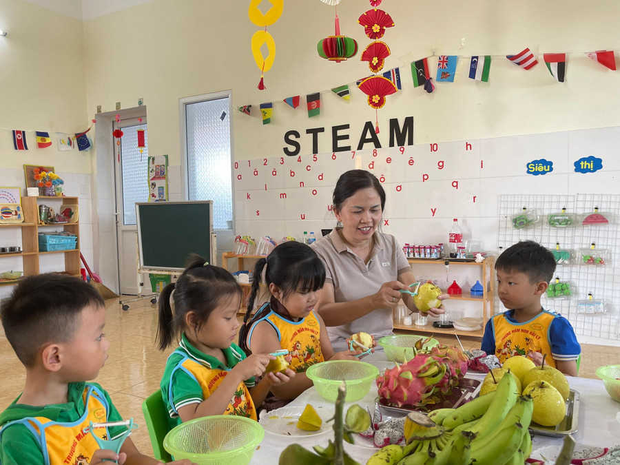 Cô trò Trường Mầm non Hải Lý (Hải Hậu, Nam Định) trong một giờ sinh hoạt trên lớp.