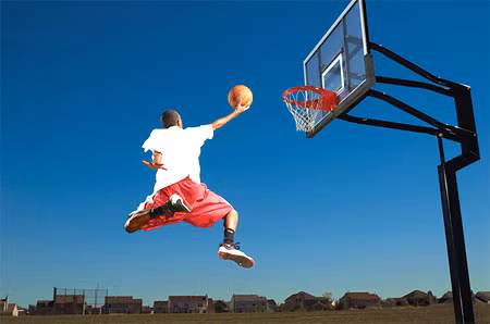 Lập kỷ lục ném bóng rổ từ độ cao 162m