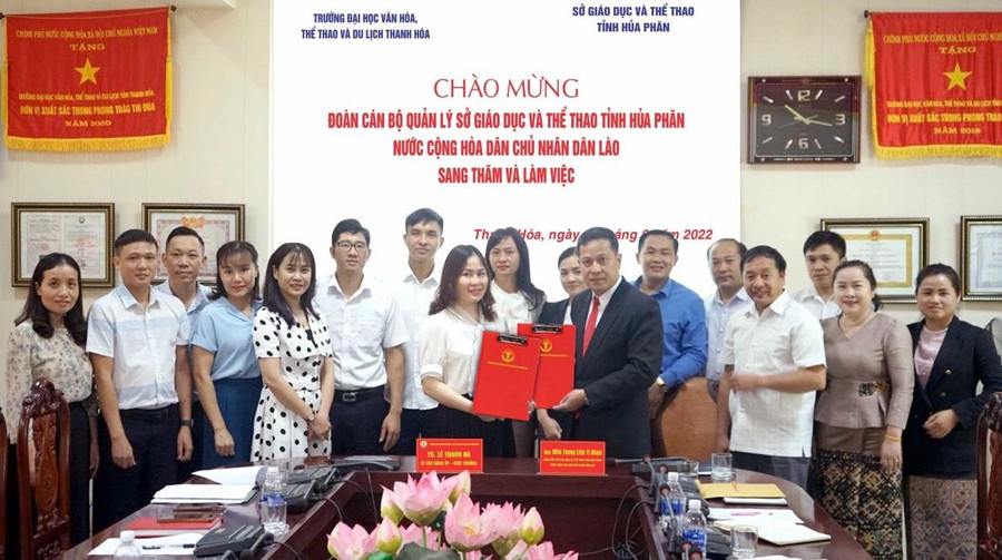 Đoàn cán bộ quản lý Sở GD&amp;ĐT tỉnh Huả Phăn - Lào sang thăm và làm việc tại Trường ĐH Văn hoá Thể thao và Du lịch tỉnh Thanh Hoá.