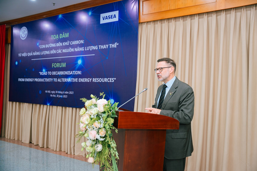 Đại sứ Australia tại Việt Nam, Ngài Andrew Goledzinowski phát biểu tại toạ đàm. Đại sứ Australia tại Việt Nam, Ngài Andrew Goledzinowski phát biểu tại toạ đàm.