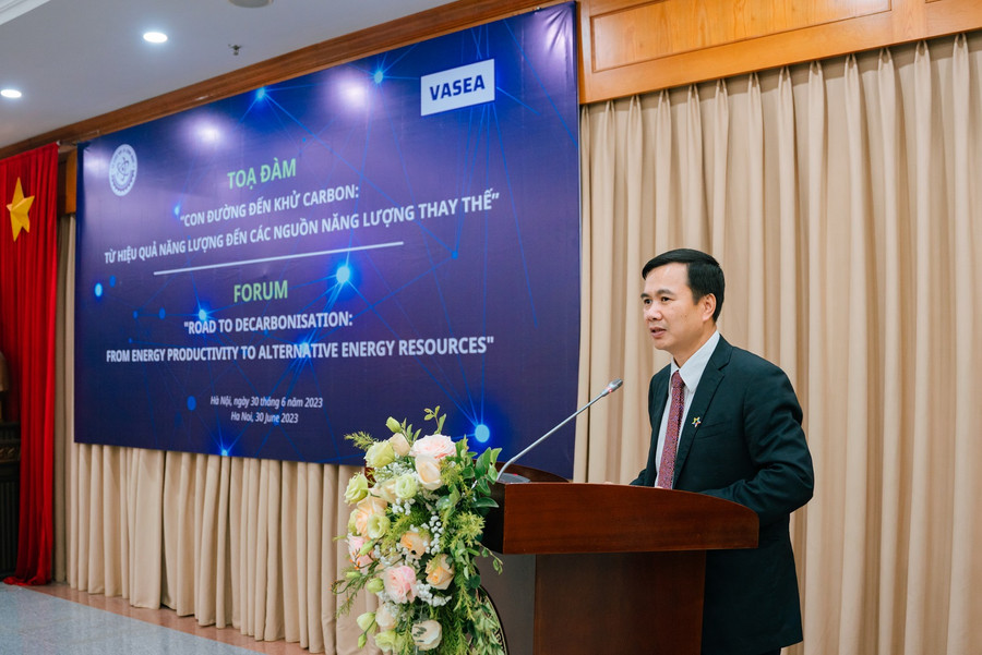 Phó Giáo sư, Tiến sĩ Bùi Thế Duy, Thứ trưởng Bộ Khoa học và Công nghệ Việt Nam phát biểu tại toạ đàm. Phó Giáo sư, Tiến sĩ Bùi Thế Duy, Thứ trưởng Bộ Khoa học và Công nghệ Việt Nam phát biểu tại toạ đàm.