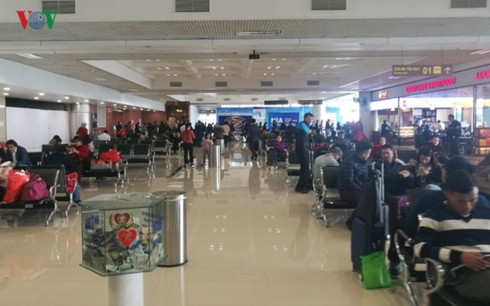 vé tết: hàng không cạn vé, đường sắt chỉ còn ghế nhựa hình 3 ve tet: hang khong can ve, duong sat chi con ghe nhua hinh 3