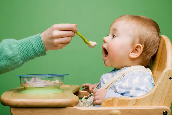 “Nhá” cơm cho trẻ, mẹ “gửi” cả ổ bệnh tật vào miệng con