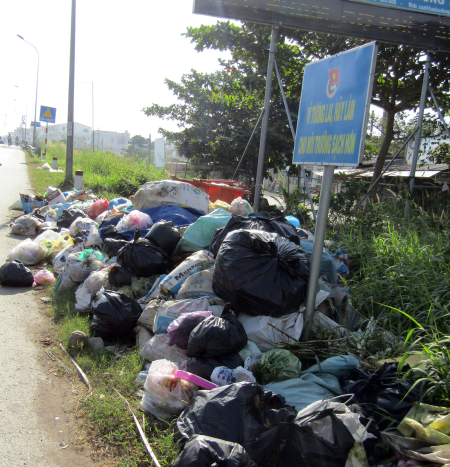Rác thải bị nhiều người cố ý bỏ ngay dưới tấm bảng tuyền truyền về môi trường (ảnh chụp ngày 20/1/2019)
