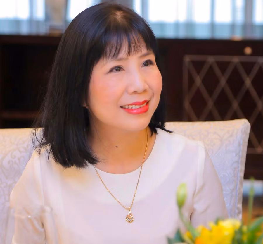 “Giáo viên chủ nhiệm lớp là người chịu trách nhiệm tổng hợp kết quả đánh giá. Kết quả đánh giá đối với mỗi HS là kết quả tổng hợp đánh giá thường xuyên và định kì về phẩm chất và năng lực. Kết quả đánh giá có thể chia thành một số mức để xếp loại và được ghi vào hồ sơ học tập của HS (tương đương một môn học)”. PGS Đinh Thị Kim Thoa