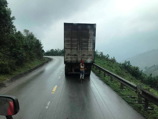 Lạnh người cảnh nữ sinh đi xe đạp bám thùng container để... vượt đèo