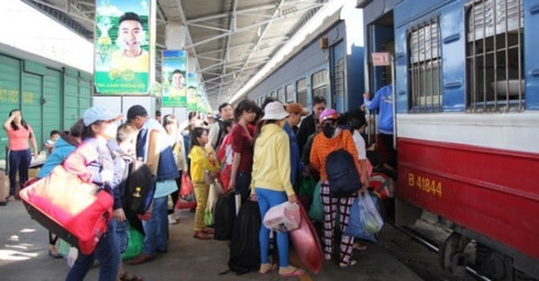 vé tết: hàng không cạn vé, đường sắt chỉ còn ghế nhựa hình 4 ve tet: hang khong can ve, duong sat chi con ghe nhua hinh 4