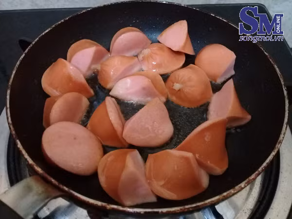 Cách làm khoai tây xúc xích chiên xóc tỏi ớt, món ăn vặt khoái khẩu ngày lạnh ảnh 4