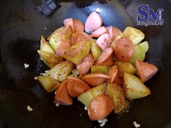 Cách làm khoai tây xúc xích chiên xóc tỏi ớt, món ăn vặt khoái khẩu ngày lạnh ảnh 5