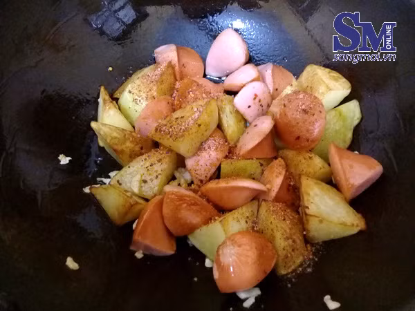 Cách làm khoai tây xúc xích chiên xóc tỏi ớt, món ăn vặt khoái khẩu ngày lạnh ảnh 5