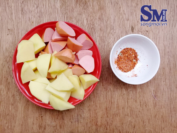 Cách làm khoai tây xúc xích chiên xóc tỏi ớt, món ăn vặt khoái khẩu ngày lạnh ảnh 2