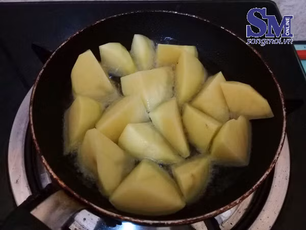 Cách làm khoai tây xúc xích chiên xóc tỏi ớt, món ăn vặt khoái khẩu ngày lạnh ảnh 3