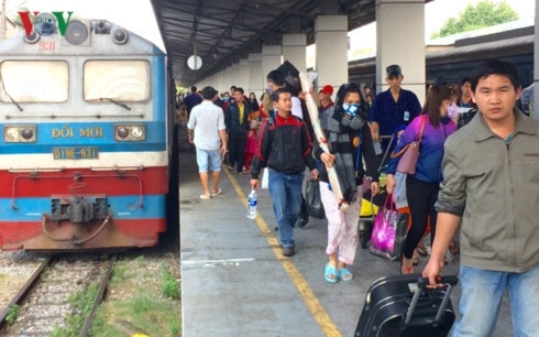 vé tết: hàng không cạn vé, đường sắt chỉ còn ghế nhựa hình 1 ve tet: hang khong can ve, duong sat chi con ghe nhua hinh 1