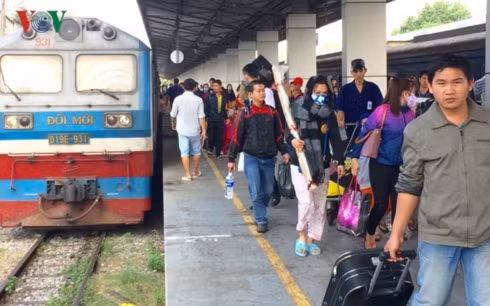 ve tet: hang khong can ve, duong sat chi con ghe nhua hinh 1