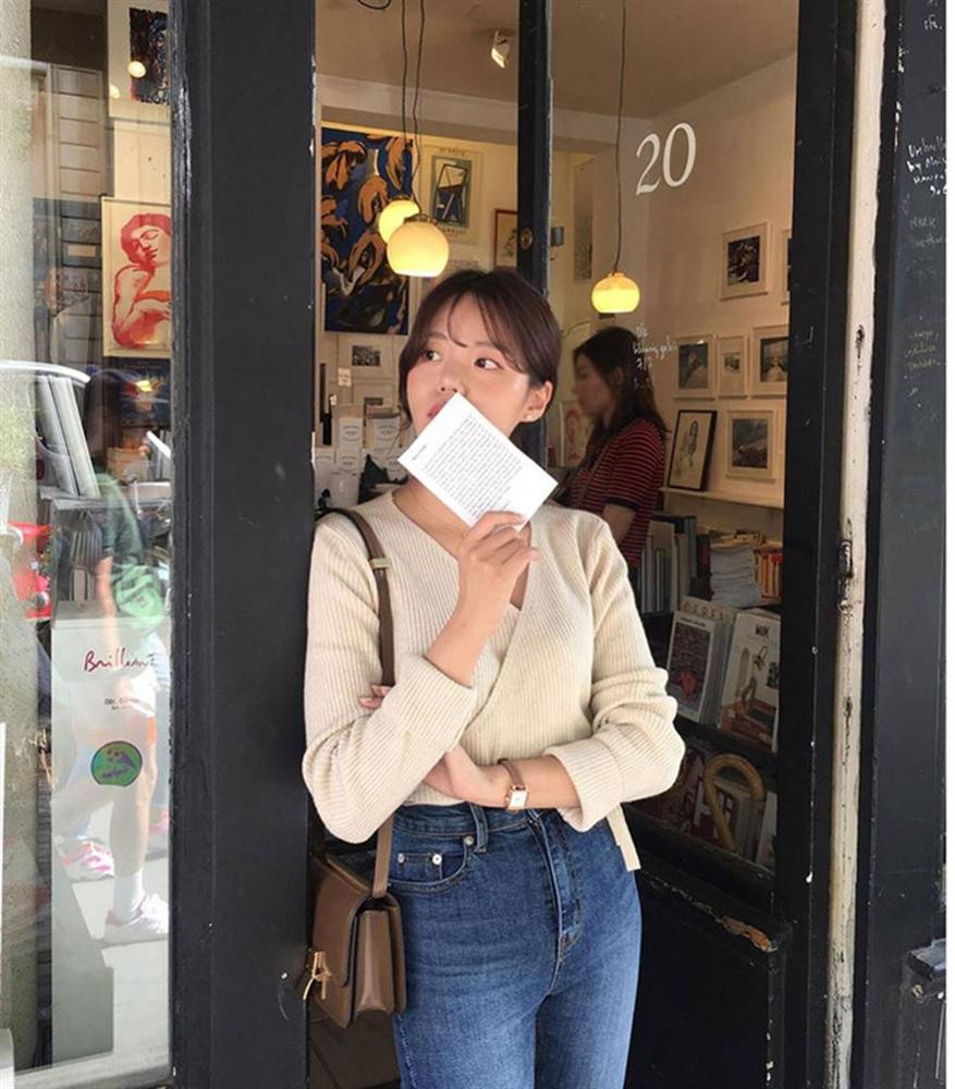 Chỉ cần 4 kiểu áo len này, các cô nàng thỏa sức diện đẹp trong mùa lạnh ảnh 10 Có đến 4 kiểu áo len để các cô nàng xoay tua” diện đẹp trong mùa lạnh, nếu không biết quả là phí của giời-9