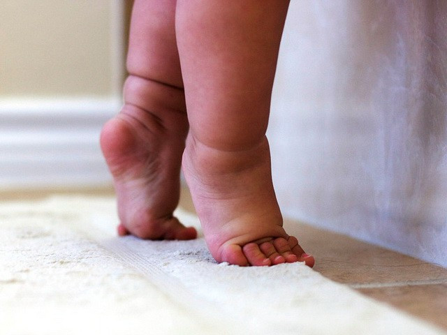 Muốn con khỏe mạnh, cha mẹ nên lưu tâm 10 hành động đang gây ảnh hưởng nghiêm trọng đến sức khỏe của con - Ảnh 4.