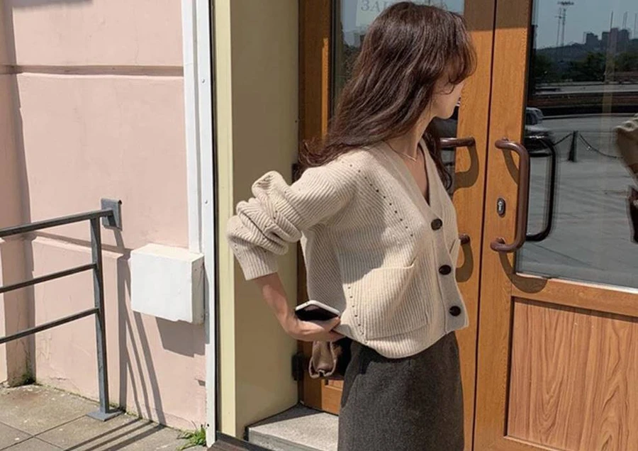 Muốn phối đồ sang-xịn-mịn mùa đông, bạn nhất định không thể không có trong tay chiếc cardigan dáng lửng "tuyệt vời ông mặt trời" được. 