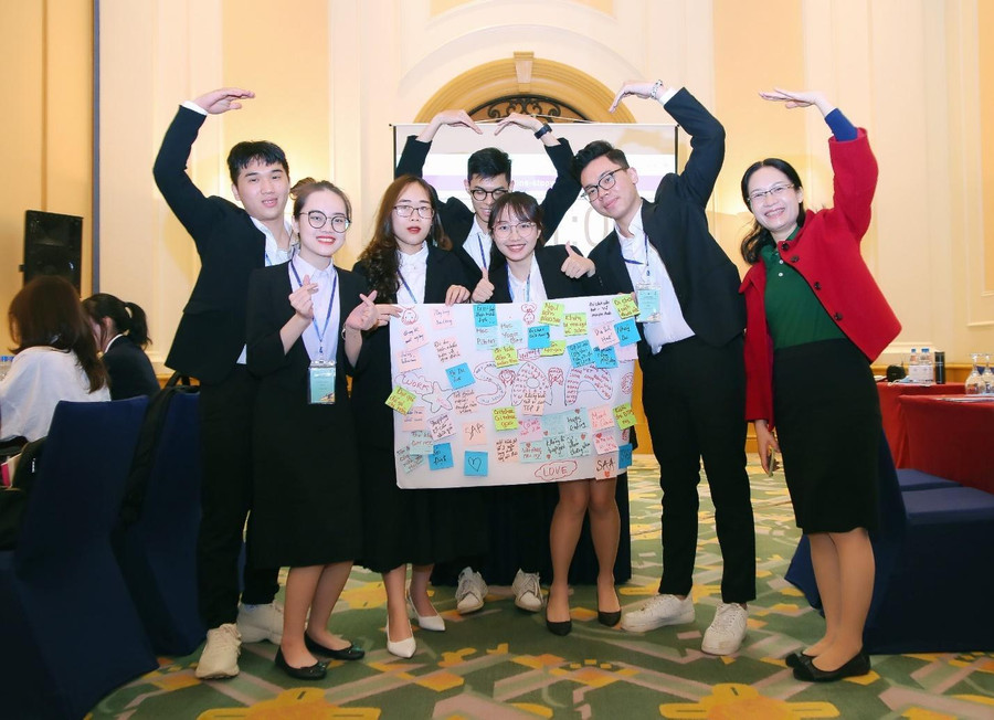 Hằng cùng các bạn sinh viên trường Đại học Thương Mại tham dự cuộc thi Chiến lược Kinh Doanh do ICAEW tổ chức tại Việt Nam.