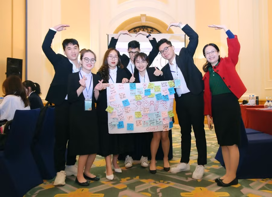 Hằng cùng các bạn sinh viên trường Đại học Thương Mại tham dự cuộc thi Chiến lược Kinh Doanh do ICAEW tổ chức tại Việt Nam. Hằng cùng các bạn sinh viên trường Đại học Thương Mại tham dự cuộc thi Chiến lược Kinh Doanh do ICAEW tổ chức tại Việt Nam.