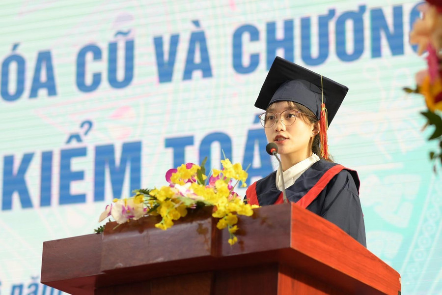 Cô gái này cho rằng lớp tích hợp đầu tiên đào tạo ICAEW CFAB của trường Đại học Thương mại sẽ hấp dẫn với nhiều thế hệ sinh viên sau này bởi những giá trị thiết thực khi nhận được “song bằng” sau khi ra trường.