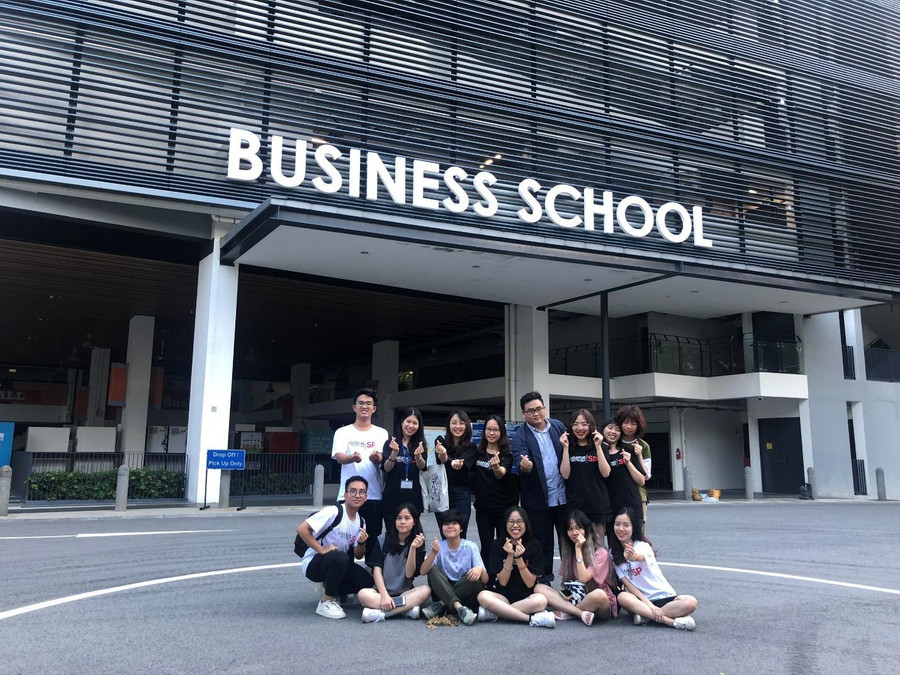 Hằng là một trong số ít sinh viên Việt Nam được nhận học bổng của ICAEW và tham gia chương trình học tập trải nghiệm tại Singapore do ICAEW tổ chức vào năm 2019.