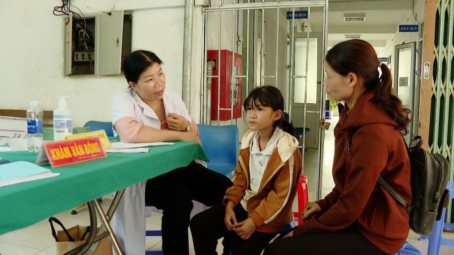 Điểm khám sàng lọc cho trẻ em tại Trung tâm Y tế huyện Lâm Bình.