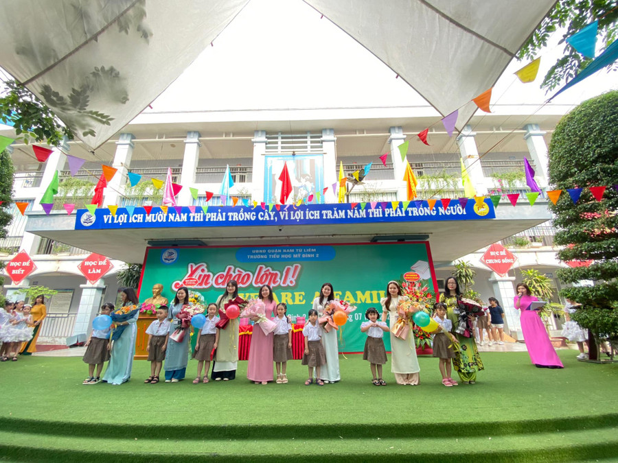 Trẻ lớp 1 được chào đón trong không khí hân hoan và tràn đầy hứng khởi khi tới trường mới.