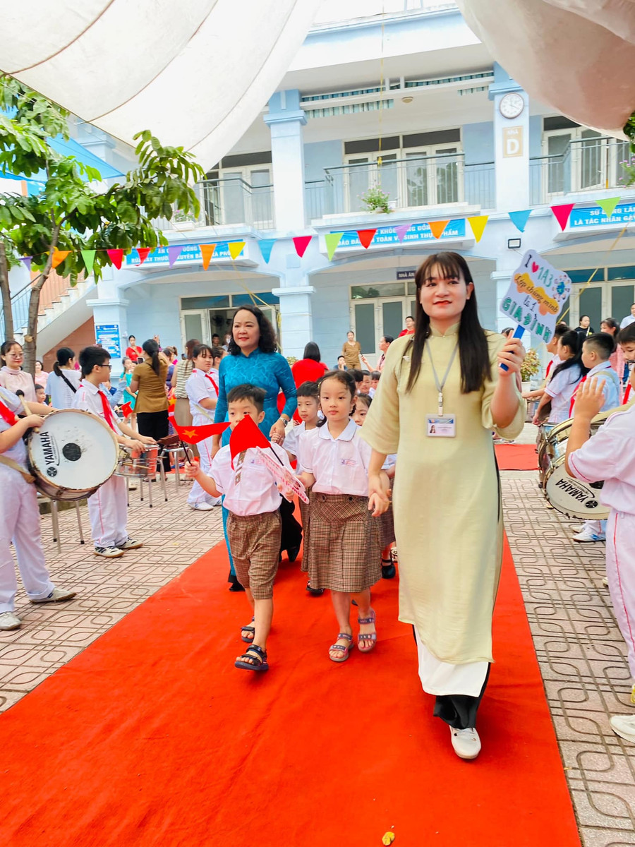 Trẻ lớp 1 tại Trường Tiểu học Mỹ Đình 2 (quận Nam Từ Liêm, Hà Nội) hân hoan trong ngày đầu đến lớp.