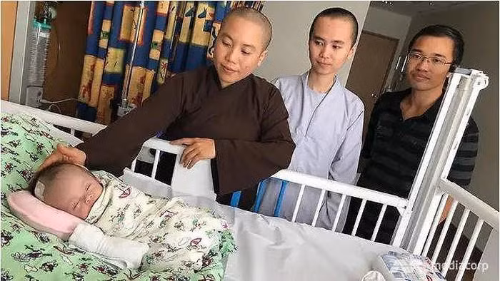 hinh anh moi nhat ve em be bi treo nguoc tren canh cay suot 4 ngay: trang treo, bu bam! - 3