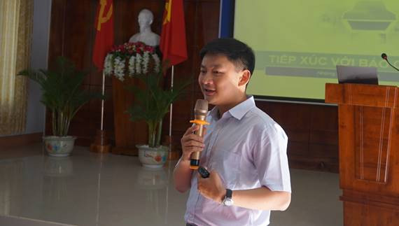 TS Bùi Chí Trung báo cáo chuyên đề kỹ năng tiếp xúc báo chí.