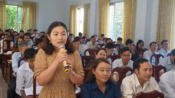 Đại biểu dự hội nghị trao đổi với các báo cáo viên về nghiệp vụ viết tin, bài