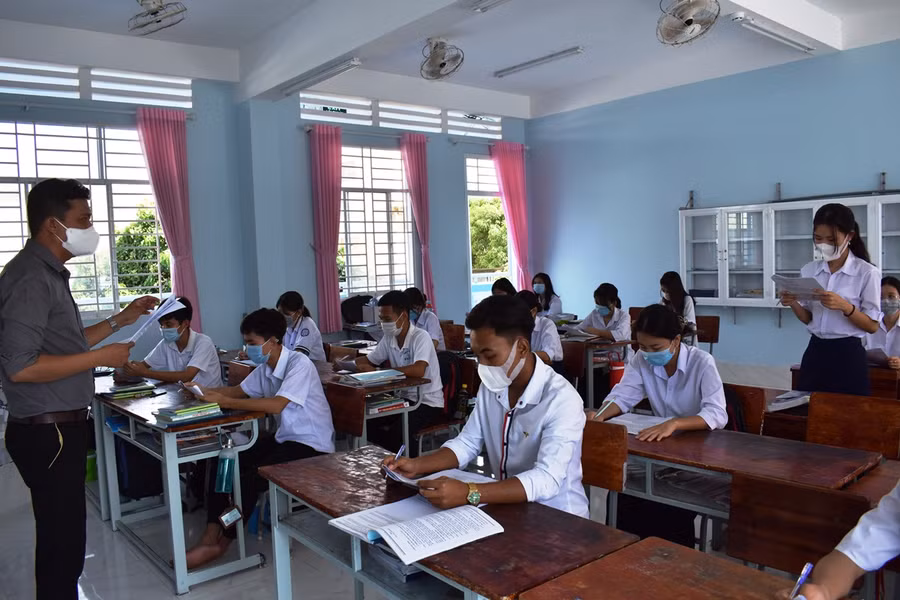 Giờ học của thầy, trò Trường THPT DTNT Huỳnh Cương, tỉnh Sóc Trăng.