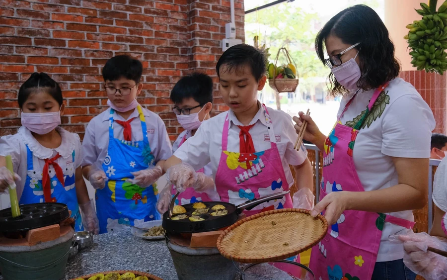 Hoạt động trải nghiệm bếp ăn của học sinh Trường TH Ngô Quyền.