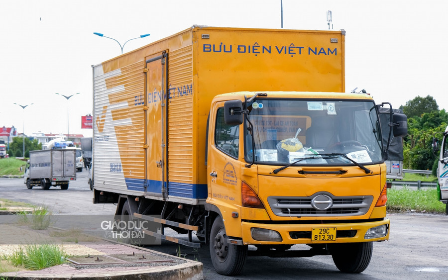 Anh Nguyễn Văn Thanh, tài xế vận chuyển bưu phẩm từ Hồ Chí Minh về Cần Thơ cho biết: Xe anh đã được đăng ký mã QR, &quot;Vùng Xanh&quot; nhưng vẫn không được phép vận chuyển vào trong thành phố. Sáng giờ phải đậu tại đây để chờ xe trong Bưu điện Cần Thơ ra nhận&quot;.