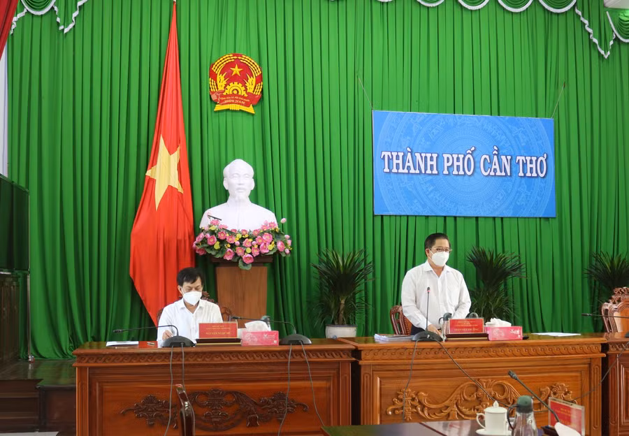 Ông Trần Việt Trường, Chủ tịch UBND TP Cần Thơ phát biểu chỉ đạo tại cuộc họp (Ảnh: H.Hoa).