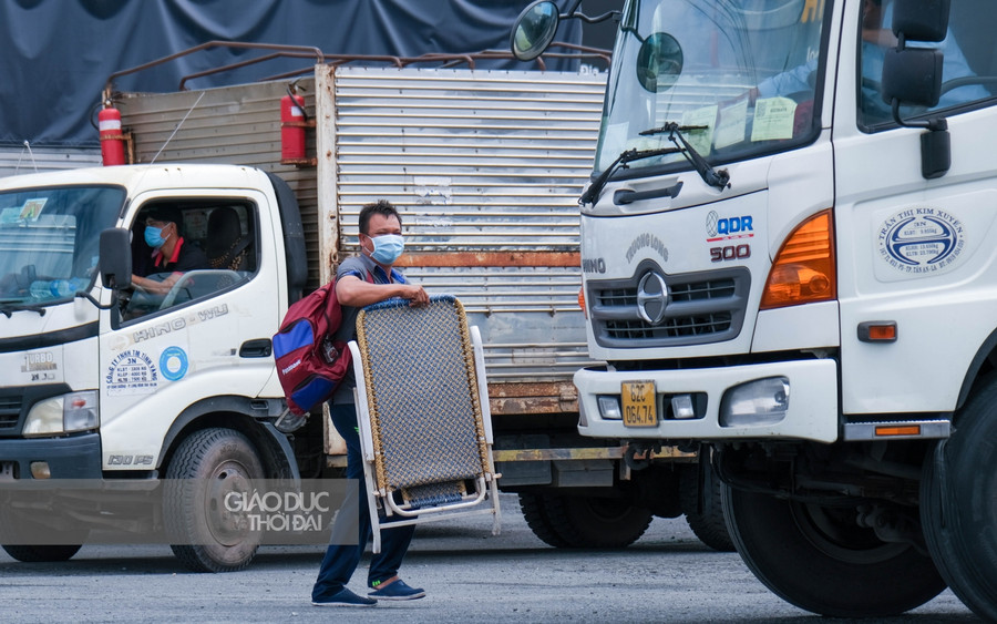 Trước những quy định của thành phố, nhiều tài xế dùng ghế bố để nghỉ ngơi chờ đợi thủ tục.