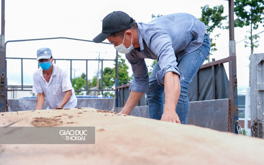 Nhiều người mệt mỏi trước quy định, hàng hoá bốc xếp liên tục vừa phát sinh thêm chí phí vừa dễ gây hư hỏng hàng hoá do chuyển đổi