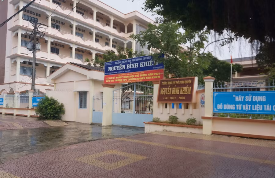 Trường THPT chuyên Nguyễn Bỉnh Khiêm (TP Vĩnh Long) được đóng kín cổng, chỉ thí sinh và cán bộ tham gia thi mới được vào.