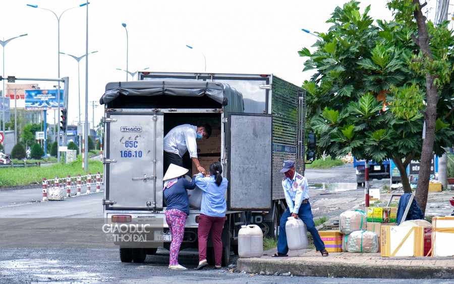 Trước thực tế thiếu người lao động, một số doanh nghiệp vận động cả bảo vệ và người thân ra khu vực tập kết để trung chuyển hàng hoá vào khu vực thành phố.