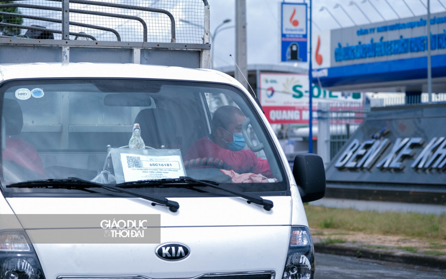 Anh Đinh Văn Long, một tài xế vận chuyển hàng hoá từ Đồng Nai trở về bức xúc, cho biết: Việc đổi tài xế khác là người đang ở Cần Thơ, có chắc chắn rằng họ không mắc Covid-19. Họ có test nhanh thì tôi cũng có test nhanh, kêu tài xế ra đổi mà đợi đến giờ vẫn chưa có người để đổi.