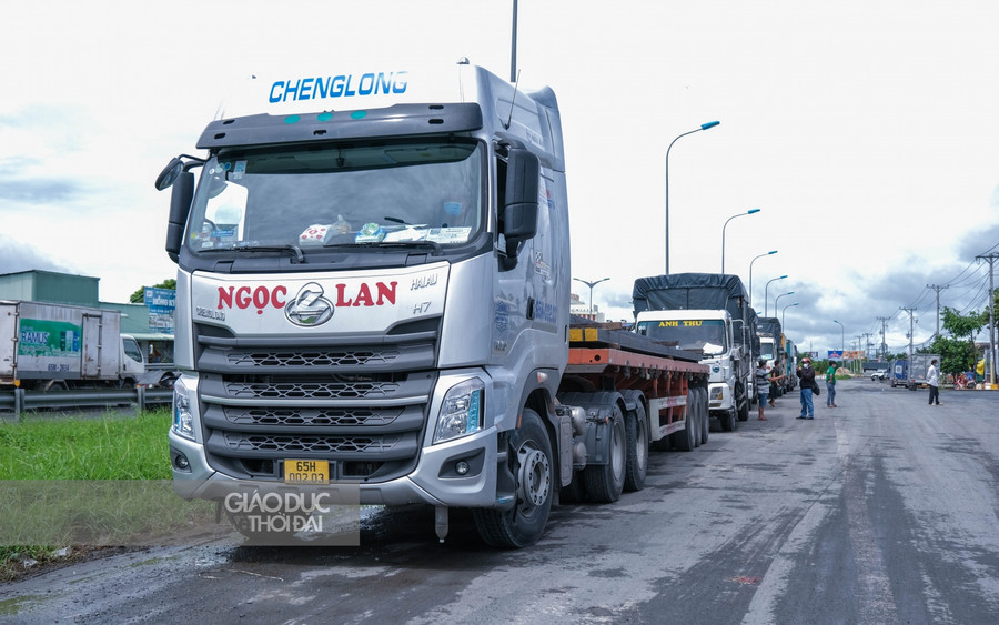 Nhiều phương tiện giao thông vận chuyển hàng hoá xếp hàng dài, mòn mỏi chờ đợi các thủ tục, quy định của thành phố.