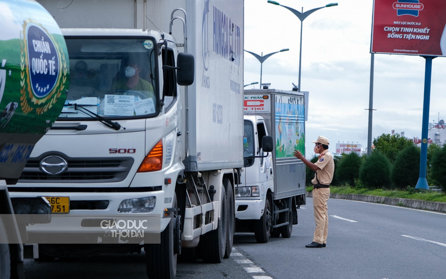 Lực lượng chức năng phải căng mình hỗ trợ nơi đỗ xe để tránh ùn tắc giao thông.