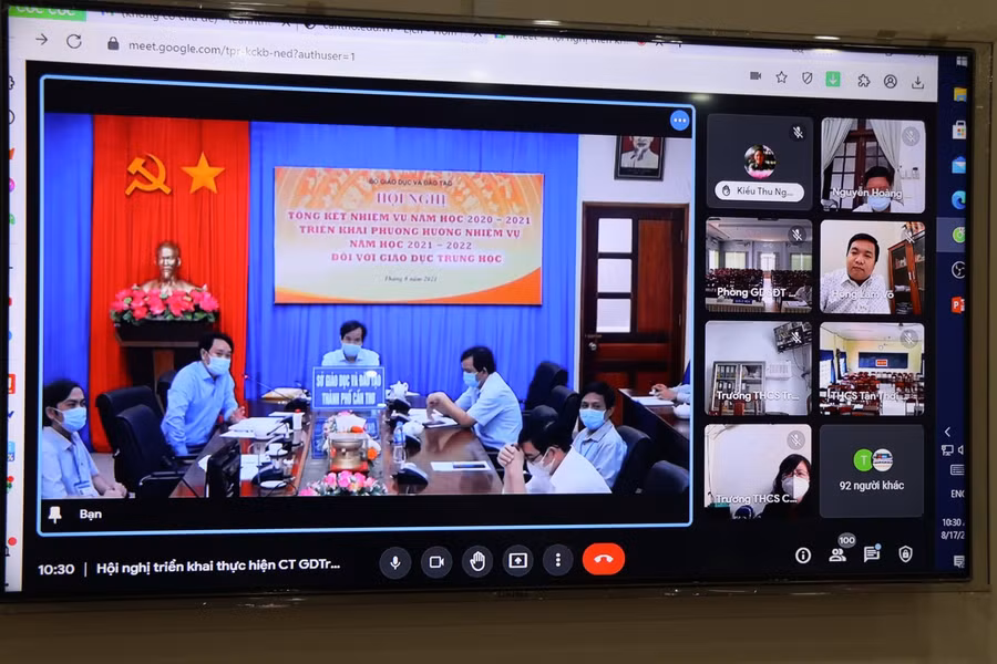 Quang cảnh cuộc họp trực tuyến với các phòng GD&amp;ĐT và các trường học.