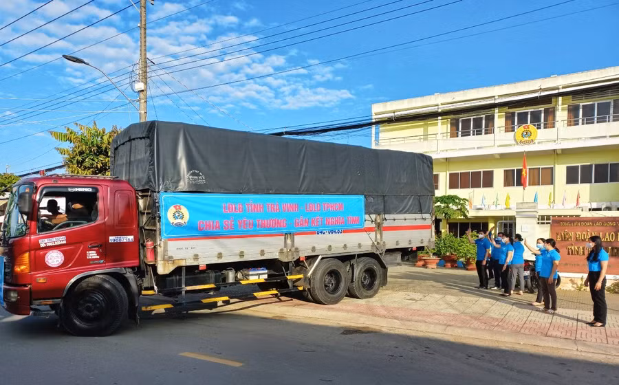 Chuyến xe nghĩa tình đưa hàng hóa, nhu yếu phẩm hỗ trợ cho người dân Trà Vinh ở TP.HCM gặp khó khăn do dịch (Tuyên giáo tỉnh Trà Vinh).