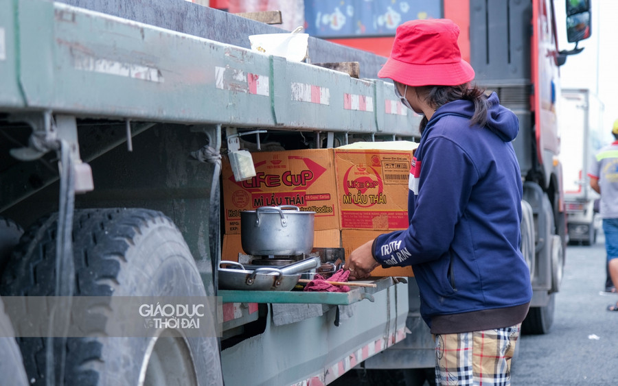 Một số tài xế phải nấu ăn tại khu vực trung chuyển trong thời gian chờ đợi xe từ trong khu vực thành phố ra nhận hàng.