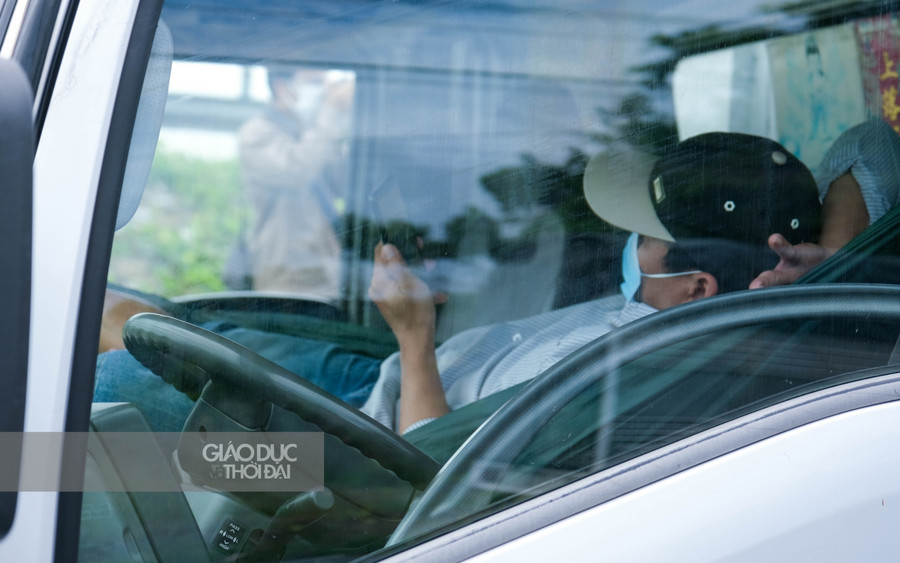 Một số khác cam chịu, chấp hành quy định, ngồi đợi trong khi vận chuyển hàng hoá sang xe khác.