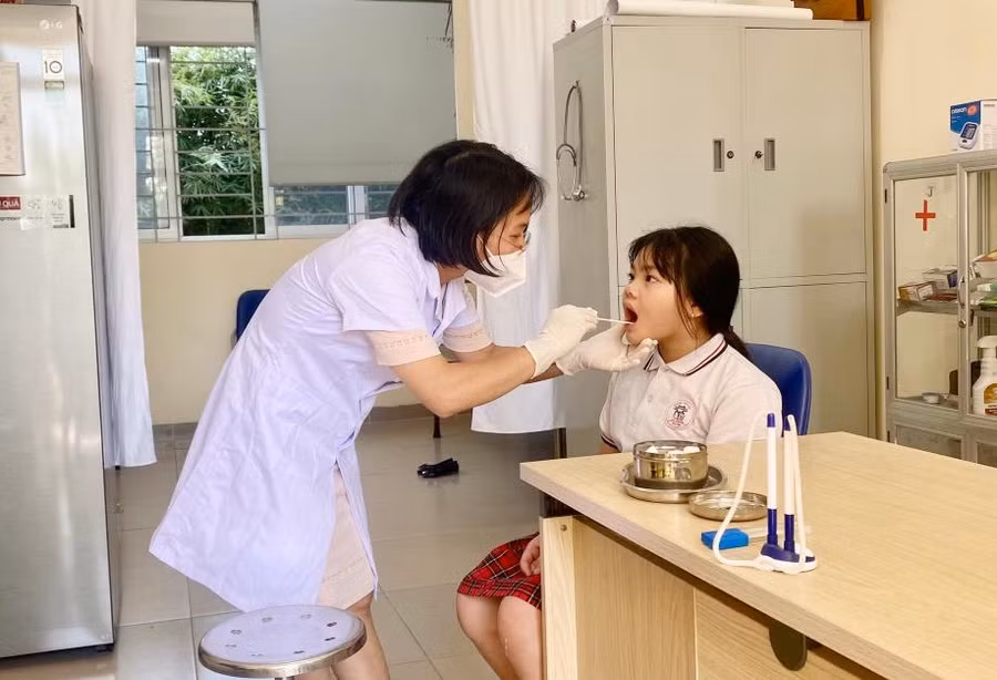 Nhân viên Y tế của Trường Tiểu học Yên Thường (Gia Lâm, Hà Nội) kiểm tra sức khỏe cho học sinh. Nhân viên Y tế của Trường Tiểu học Yên Thường (Gia Lâm, Hà Nội) kiểm tra sức khỏe cho học sinh.